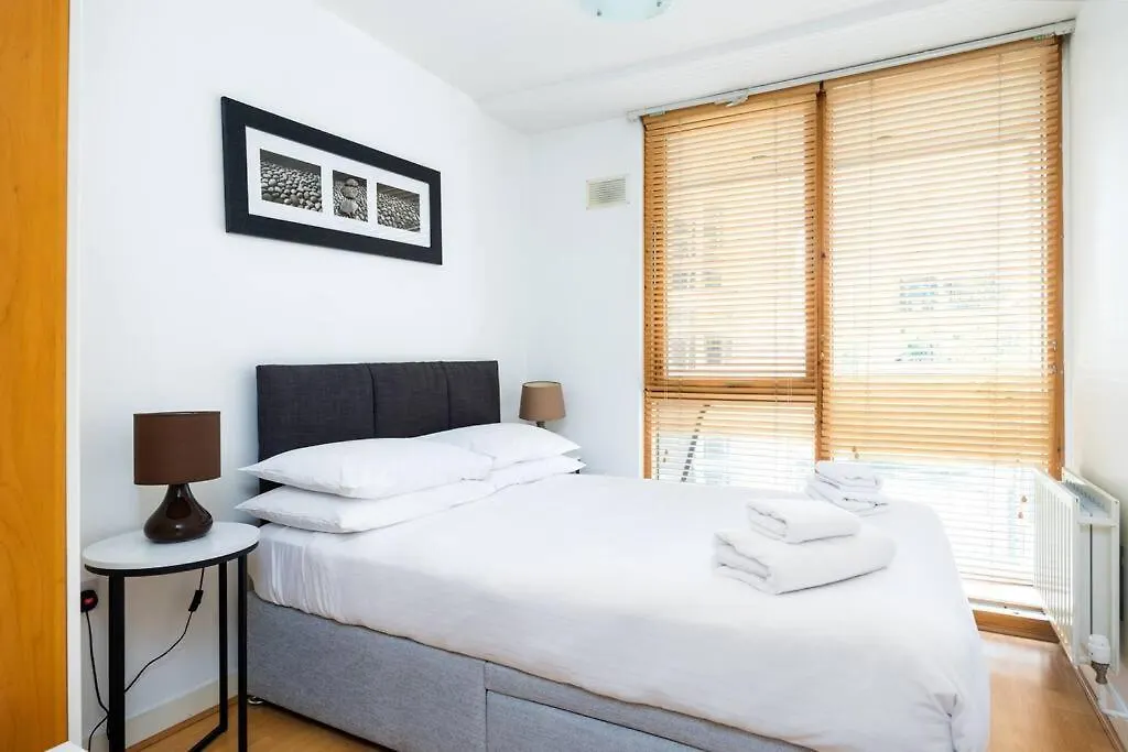 Lovely 2 Bedroom Apartment With Balcony Dublin 0*,  Irland