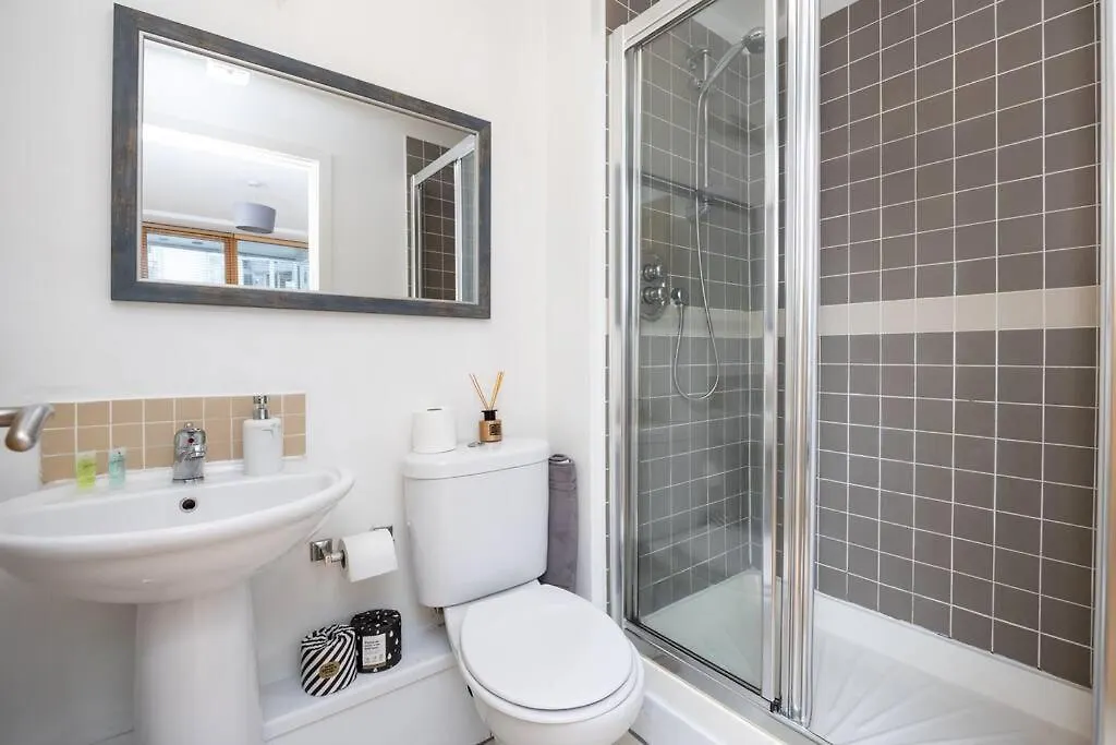 Lovely 2 Bedroom Apartment With Balcony Dublin 0*,